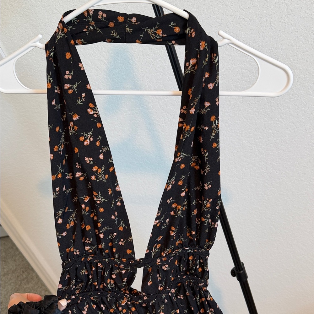 🌿 SHEIN Black Floral Backless Romper - Picture 3 of 6